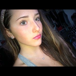 Meet your Posher, Cassandra